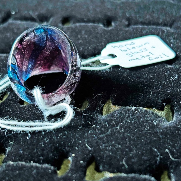 HANDBLOWN GLASS RING, LADIES SIZE 7, BLUE, SILVER TONE AND PURPLE WEAVE PATTERN, - Picture 2 of 3